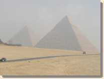 Pohad zhora na dve najvie pyramdy, vavo Chufuova, vpravo Rachefova