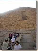 Tadiato sme vchdzali do Menkaureho pyramdy, dobre je vidno, e spodn as je vybudovan zo uly
